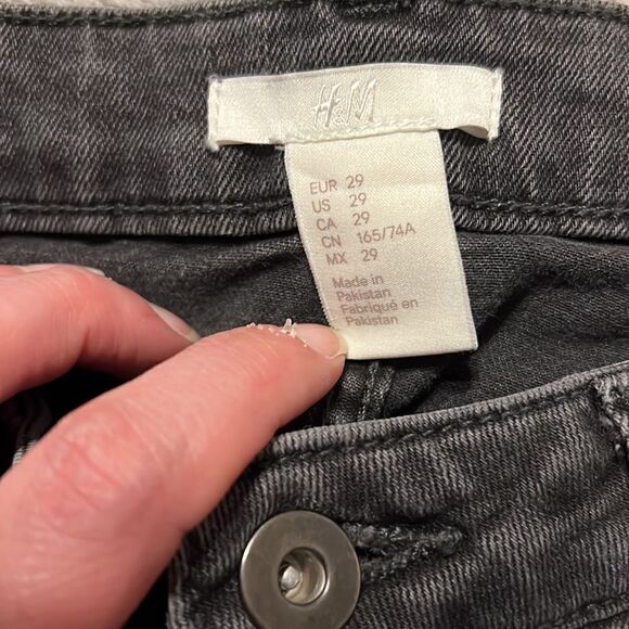H & M Black Jeans. Side 29 - Picture 7 of 7